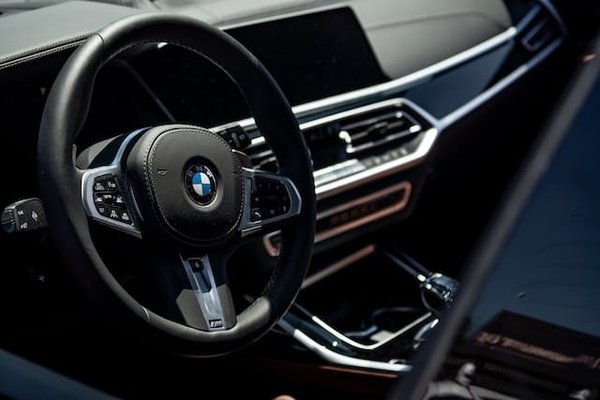 Direction assistée véhicule : Guide complet sur son rôle, mécanisme et variétés pour une expérience de conduite améliorée