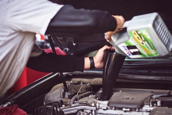 Astuces efficaces pour préserver performance et sécurité de votre auto