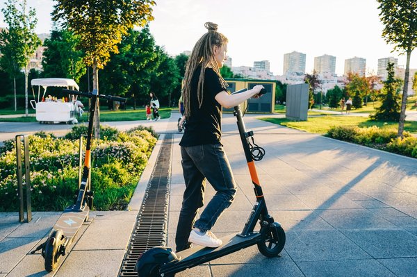 Les scooters électriques : une solution de mobilité pratique