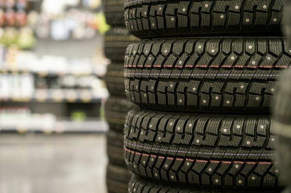 Pneus hiver et pneus quatre saisons : comment choisir le pneu adapté à vos besoins ?